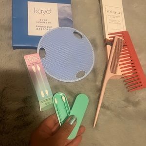 Assorted FFF items- Aria swabs, Zoe Ayla combs, Kayo body scrubber